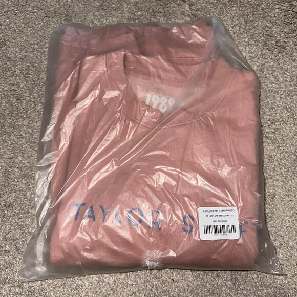 Taylor Swift 1989 (Taylor’s Version) Pink Crewneck Sweatshirt - Picture 4 of 6